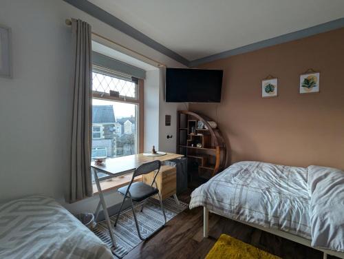 Cwmbrwla Casa | R5 - Triple Room Retreat - City & Beach Access, WIFI, Free Parking - Self Catering