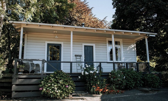 Hawke's Bay Region Otro | Rabbiter’s Cottage. Family. Farm Stay. Country.