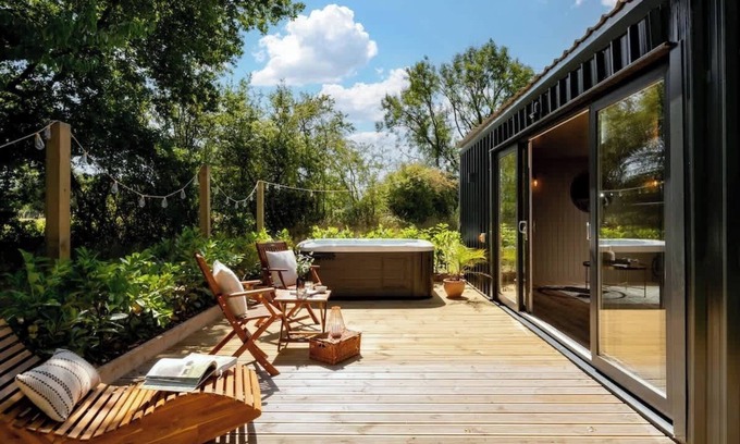 Malmesbury Cabina | Rabbits Warren - Cotswolds Stay with Sauna and Hot Tub
