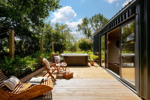 Malmesbury Casa | Rabbits Warren - Cotswolds Stay with Sauna and Hot Tub