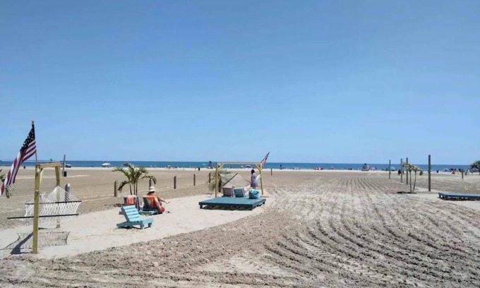 Racine Casa | Racine WI North Beach Modern Getaway