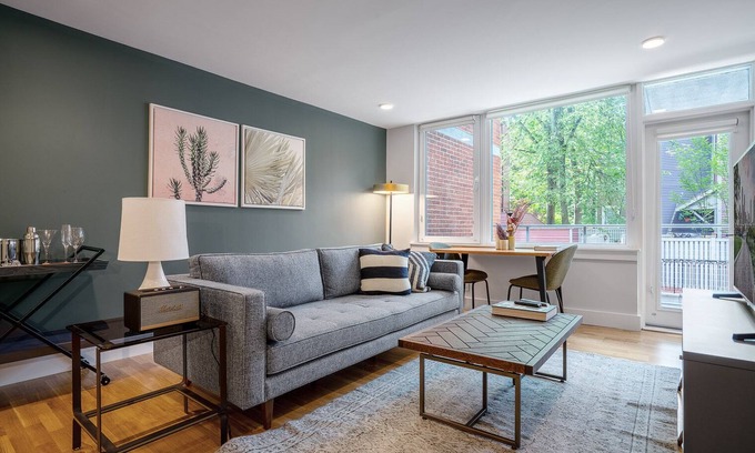 Mid-Cambridge Apartamento | Rad Harvard Sq 1BR w/ Balcony, near Shops & Campus, by Blueground