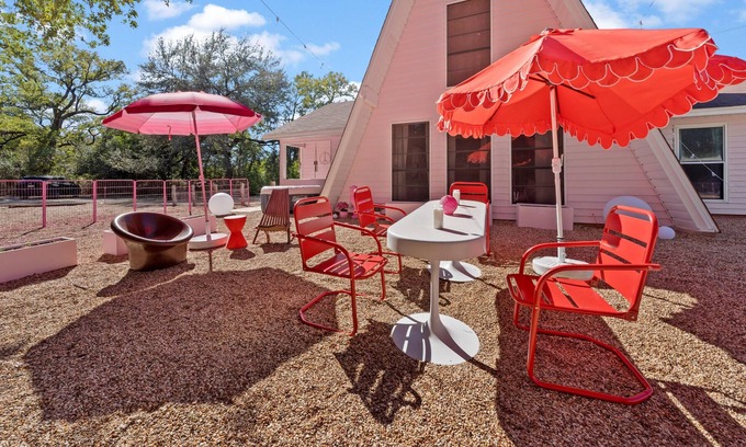Lacy-Lakeview Casa | Rad, Pink A-Frame 10 min Magnolia + Baylor in Waco, TX