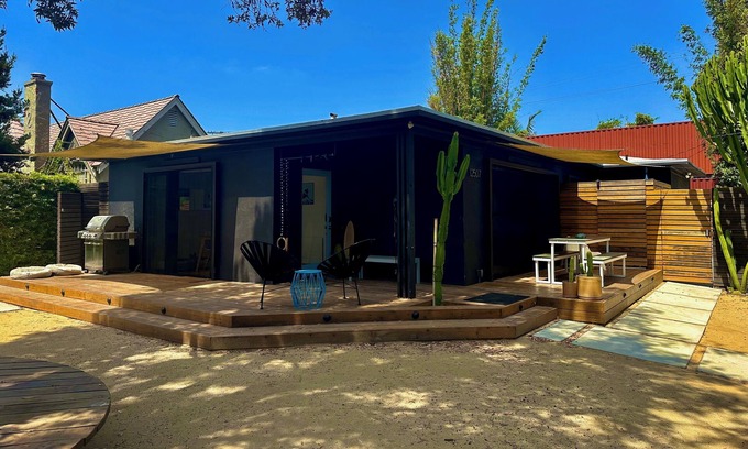 Mar Vista Casa | Rad Stay Mar Vista. Open concept two bedroom house with large private yard.