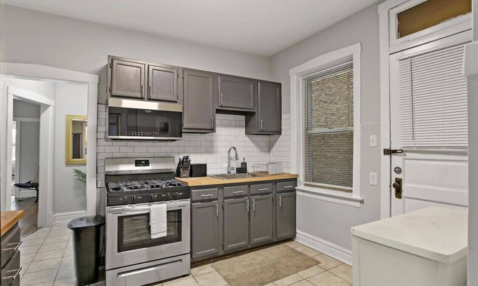 Avondale Apartamento | Beaming & Roomy 2BR Apartment near Shops