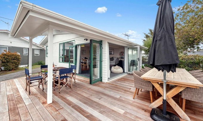Rainbow Point Casa | Radiant Rainbow Point - Taupo Holiday Home