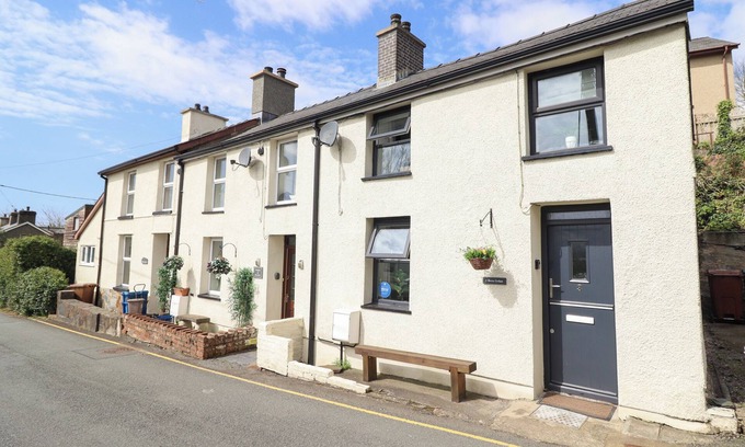 Penrhyndeudraeth Cabaña | RAILWAY COTTAGE, pet friendly, with a garden in Penrhyndeudraeth