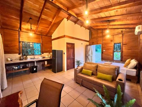 La Fortuna Chalet De Esquí | Rain Forest Cabin with trails and river