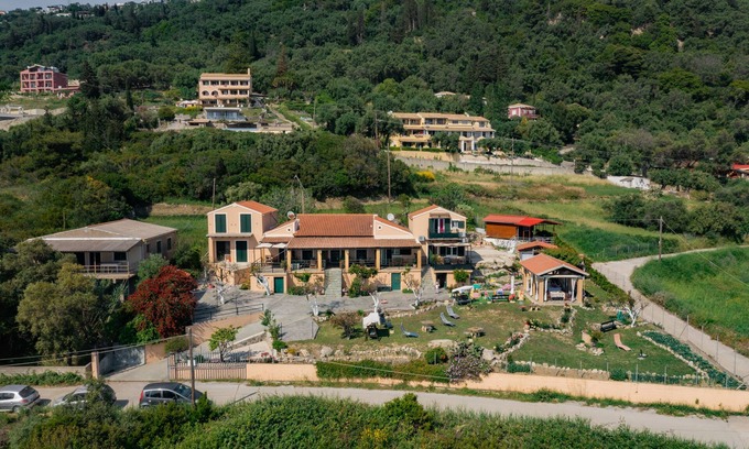 Sinarades Apartamento | Rainbow apartment A,Pelekas beach,40 meters from the sea