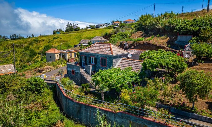 Lombada Velha Casa | Rainbow Cottage by Homie