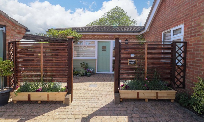 Dereham Cabaña | RAINBOW'S END, romantic, character holiday cottage in Swanton Morley