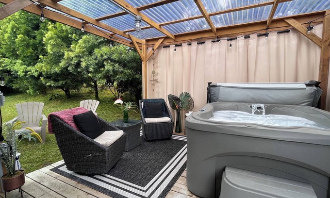 Royal Hawaiian Estates Casa | Rainforest Art House w/Hot Tub,5 Min to Volcanoes Natl Park 4bdrm 2ba sleeps 8