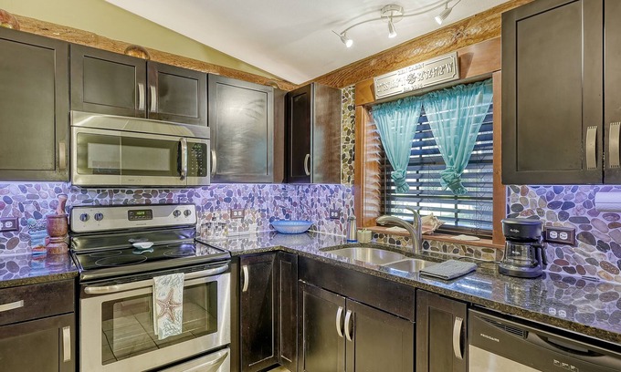 Palmetto Cabina | Rainforest Shower, Fireplace, Grill, Private Yard. No Cleaning Fee!
