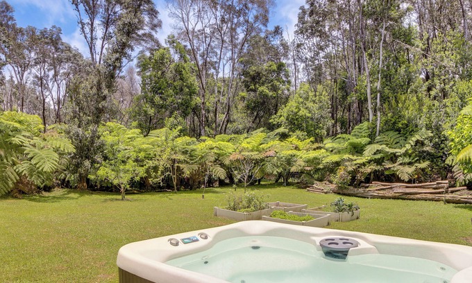 Volcano Casa | Rainforest Stay w/ Hot Tub < 3 Mi to Nat'l Park!