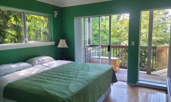 Powell River Casa | rainforest suite with a king size bed