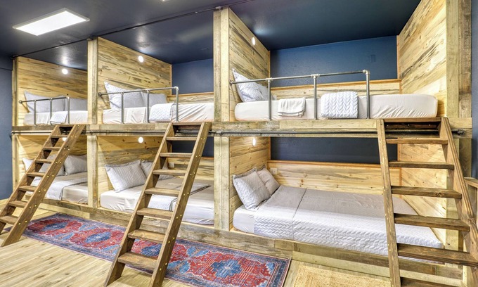 Packwood Casa | Rainier Bunkhouse & Bar-Cade- HotTub,MtnView,2 blks to Packwood Brewing! Pets ok