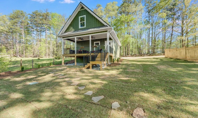 Oconee County Cabaña | Rainyville - Emerald: Charming cottage with loft in Walhalla, South Carolina