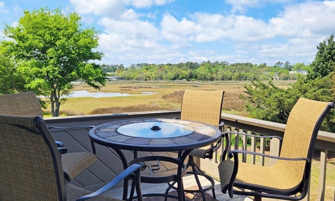 Litchfield by the Sea Condominio | Raised Beach Townhouse, Lake and Creek Views, Hammock, Easy Walk to Beach, Pool