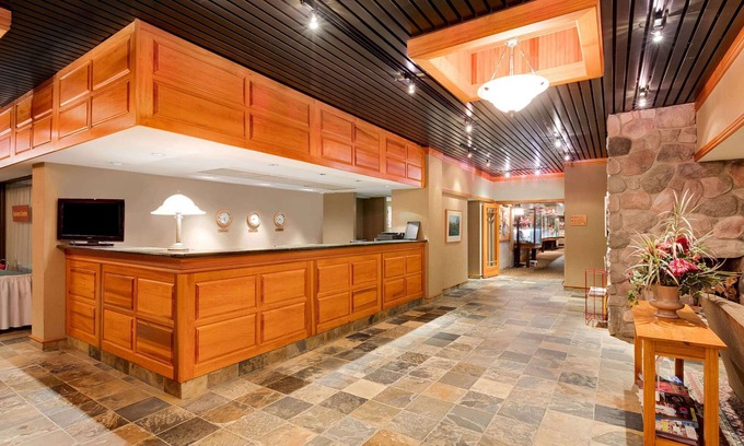 North Bay Hotel | Ramada by Wyndham Pinewood Park Resort North Bay