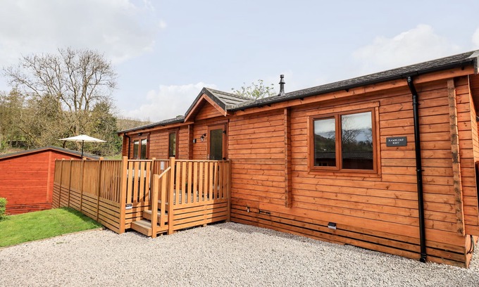 Troutbeck Cabaña | RAMBLERS' REST LODGE, pet friendly, with a garden in Windermere