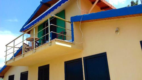 Radhime Casa | Ramo's Spectacular 2-Story Holiday Home with Radhime Views