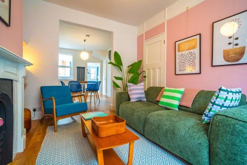 Ramsgate Casa | Ramsgate Family Cottage nr Beach -Harbour- Sleeps 4 - Garden - Parking on Street