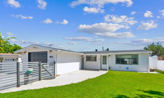 La Presa Casa | Ranch 3-Bedroom House w Gated Yard, Garage, Crib