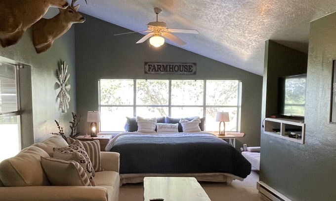 Oakland Casa | Ranch * Barndominium * Bass Fishing * Country Life * Family Fun * Splashway!!