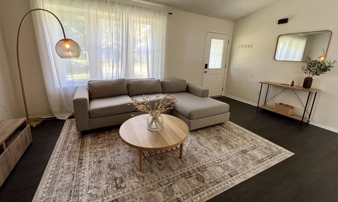 Easton Casa | Ranch Home 5 minutes to Easton/Airport. Pet-Friendly!