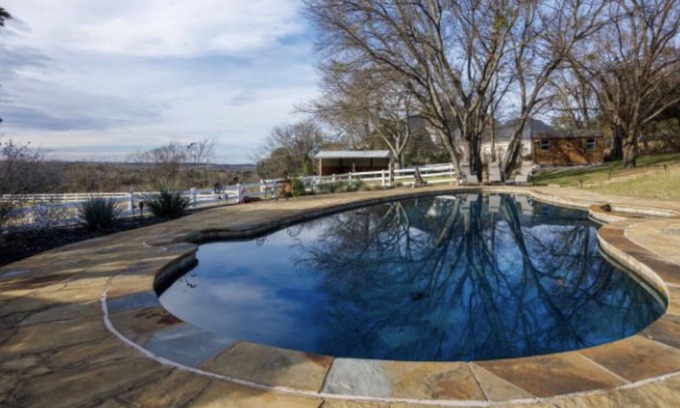 Fort Worth Casa | Ranch Style House on 3 acres w/pool and hot tub