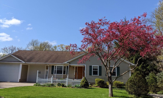 Amherst Casa | Rancho, lote boscoso - cerca de Cedar Point, Lake Erie, Oberlin College, Wineries, Cle
