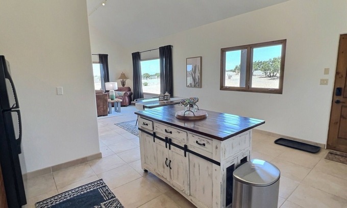 Lamy Cabaña | Rancho stay -17 miles from Santa Fe Plaza. Next to hiking and cycling trails.