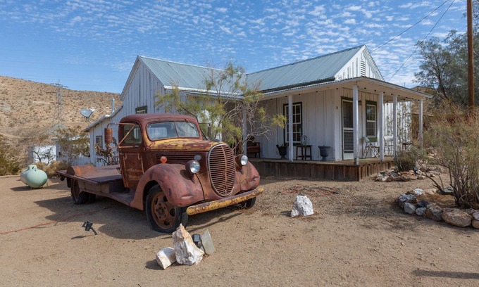 California Desert Cabina | Randsburg historical rectory 3 bedroom home