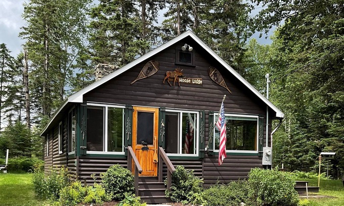 Rangeley Casa | Capacidad 5, acogedora casa de campo de 2 dormitorios, 1 baño, bonita chimenea de piedra
