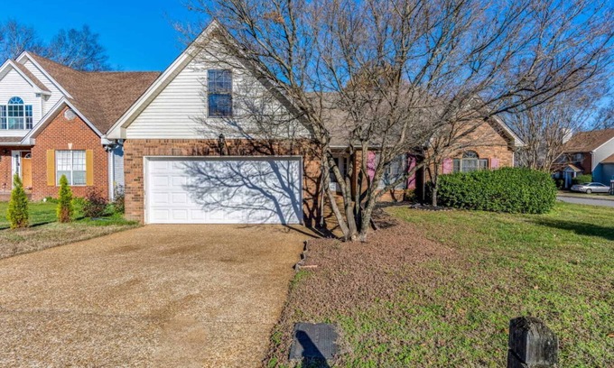 Nashville Chalet De Esquí | Ransom Place Long-term Corporate Rental: Close to Airport