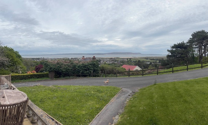 Pembrey Cabaña | Raphael House - Welsh Sea View Cottage with Jacuzzi
