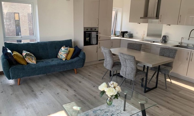 Harlow Apartamento | Raphvin Apex Abode-Apartamento-Exclusivo-Baño con ducha-Balcón