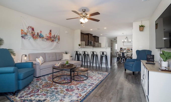 West Columbia Casa | Rare 3️⃣ Bath! Family Friendly Townhome Near Everything. Fire Pit and Water View