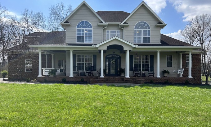Kedron Casa | Rare 8-bedroom house in Columbia, TN. Minutes from Franklin. Pool and 12 acres