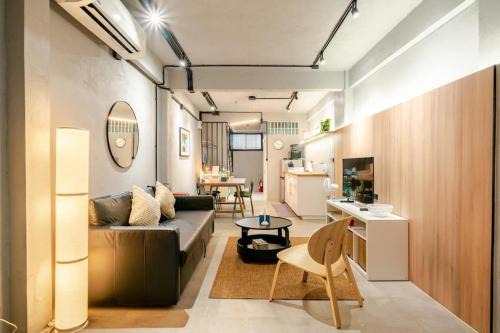 Yan Nawa Casa | Rare Bangkok Townhouse Perfect for Groups, 8 mins to Train