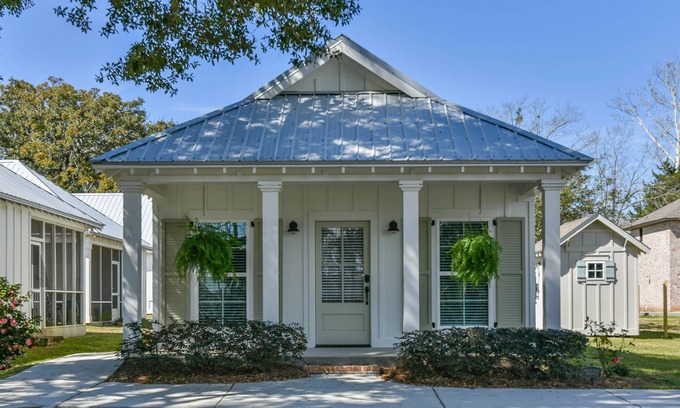 Daphne Cabaña | Rare Cottage in Heart of Downtown Daphne!