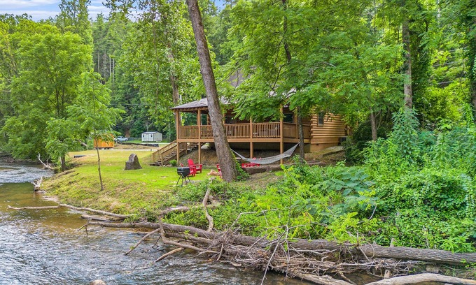 Lakemont Cabina | Rare easy access RV, trailer, & motorcycle parking, dog friendly cabin