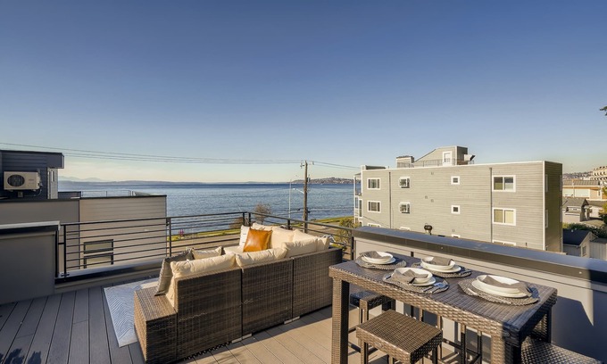 North Admiral Casa | 💎 Rare Find 💎 Across Alki Beach✨Rooftop Views
