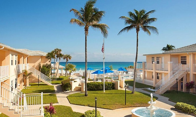 Delray Beach Complejo | RARE FIND! Beach Front Resort at Gulf Stream - Sleeps 2-4, pool, hot tub, bbq