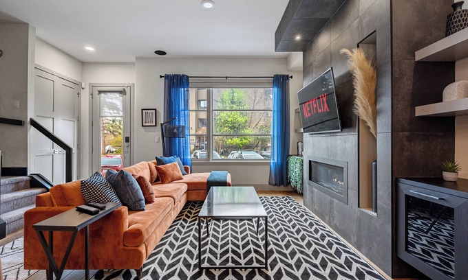 Hillhurst Casa | *Rare find* Calgary’s Finest |Cozy and Vibrant Double King Beds|Stampede Special