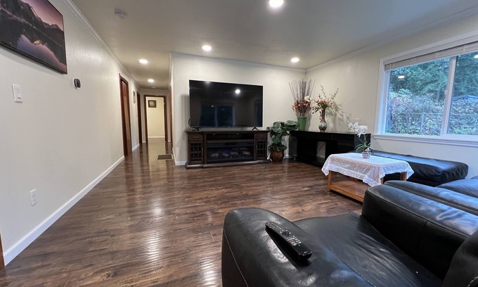 Federal Way Casa | House on 1 .5 acre land - Rare find. Private, nice and quiet. Renovated 08/2023
