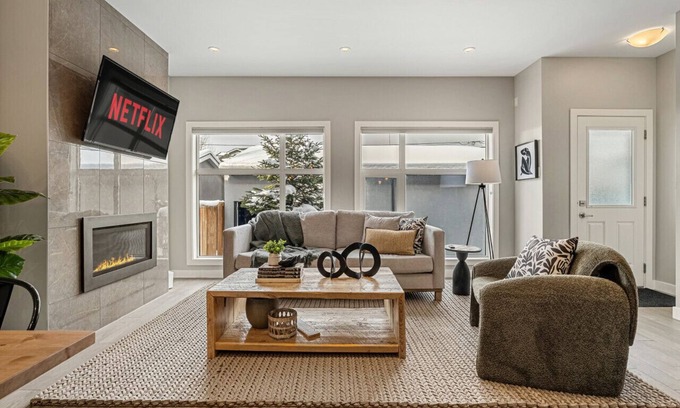 Kensington Casa | Rare Find* Luxury Kensington | Vibrant & Exclusive