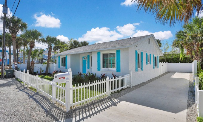 South Peninsula Historic District Casa | Rare Find, Ocean across street, Ample Parking, Restaurants, Murals in Home!