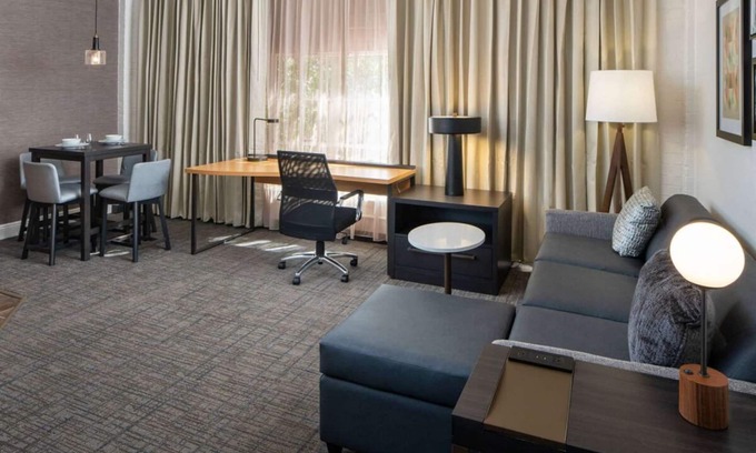 Arts/Warehouse District Complejo | Rare Find! Stylish and Pet-friendly 2BR Suite, Private Kitchen, Free Breakfast!