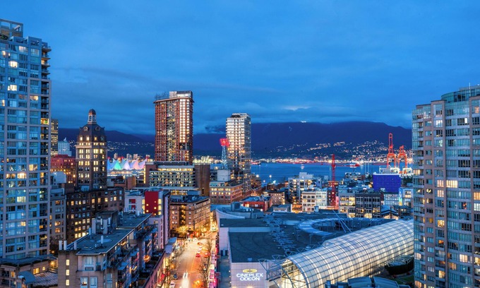 Crosstown Condominio | ★Rare Found★ 270° downtown Ocean/Mountain/St View/ King Suite/Pool/Hot Tub/Sauna